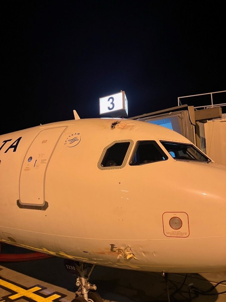 A320-enroute-SE-of-Omaha-2022-holes